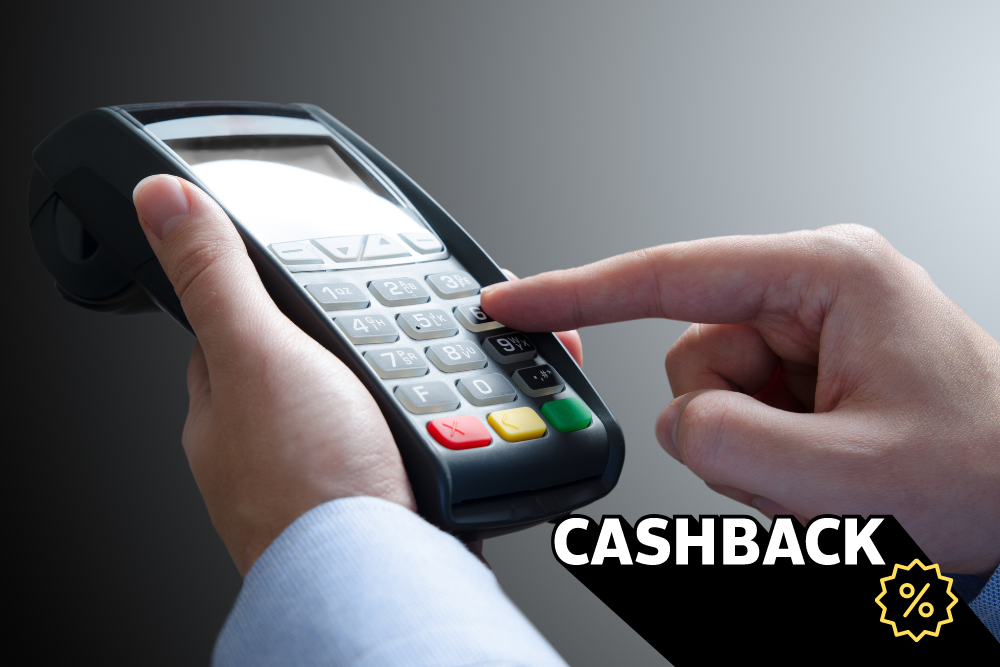 Cliente realizando compra por Máquina de cartão